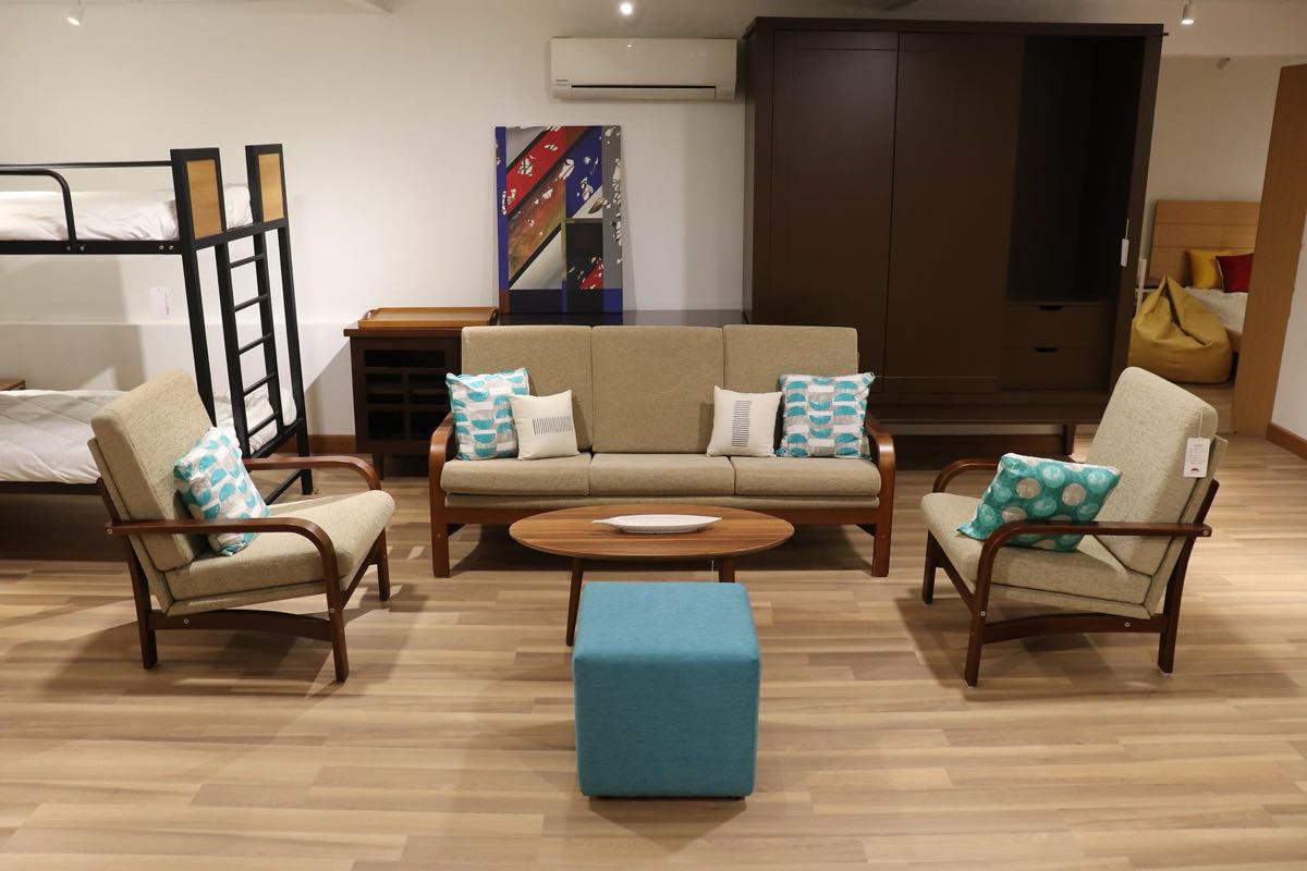 Sofa nỉ và bàn trà gỗ
